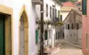 Malerrische Gasse mit traditionellen Häusern in einem Dorf auf Korfu.