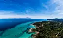 Blick auf die Küste von Chalkidiki mit türkisfarbenem Meer.