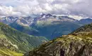 Blick auf grüne Täler und majestätische Gipfel der Schweizer Alpen.