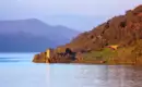 Blick auf Loch Ness mit ruhigem Wasser und weitläufiger Landschaft in Schottland.