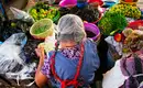 Frau verkauft frische Waren auf einem mexikanischen Markt.