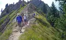 Gruppe von Wanderern auf einem Berggrat im Naturpark Nagelfluhkette.