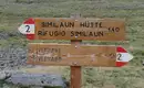 Wegweiser auf einer Wanderroute zur Similaun Hütte und Vernagt im alpinen Gelände.