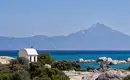 Faszinierende Landschaft mit Meerblick und Berg in Chalkidiki, Griechenland.