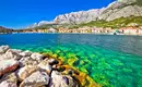 Klares türkisfarbenes Meer und steinige Küste bei Makarska.