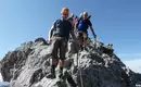 Bergwanderer auf dem Heilbronner Höhenweg mit Kletterausrüstung bei klarem Wetter.