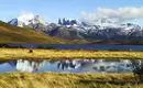 Blick auf schneebedeckte Berge und einen See in Patagonien.