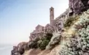 Eine alte Steinkirche auf einem Felsvorsprung an der Küste Sardiniens.