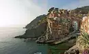 Bunte Häuser auf Klippen am Meer in Riomaggiore, Cinque Terre