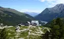 Die Zufallhütte im Martelltal vor einer Bergkulisse und See.