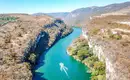 Ein Boot fährt auf dem türkisfarbenen Fluss im Cañon del Sumidero.