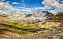 Weite Berglandschaft der Rockies mit blauem Himmel