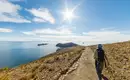 Person wandert auf der Isla del Sol mit Blick auf den Titicaca-See.