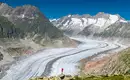 Person genießt die Aussicht auf den beeindruckenden Aletschgletscher in der Schweiz.