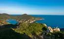 Landschaft Chalkidiki mit Hügeln und Küste am Meer