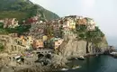 Bunte Häuser des Fischerdorfes Manarola auf Klippe am Meer in Cinque Terre, Italien.