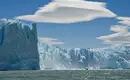 Der imposante Perito Moreno Gletscher in Patagonien vor blauem Himmel und Wolken.