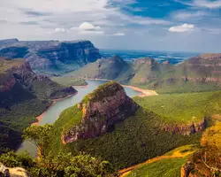 Atemberaubender Blick auf eine Flusslandschaft und grüne Hügel in Südafrika, ideal für Naturreisen und Abenteuer.