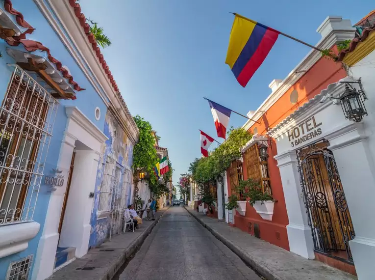 Kolonialgebäude in Cartagena mit bunten Fassaden und Flaggen.