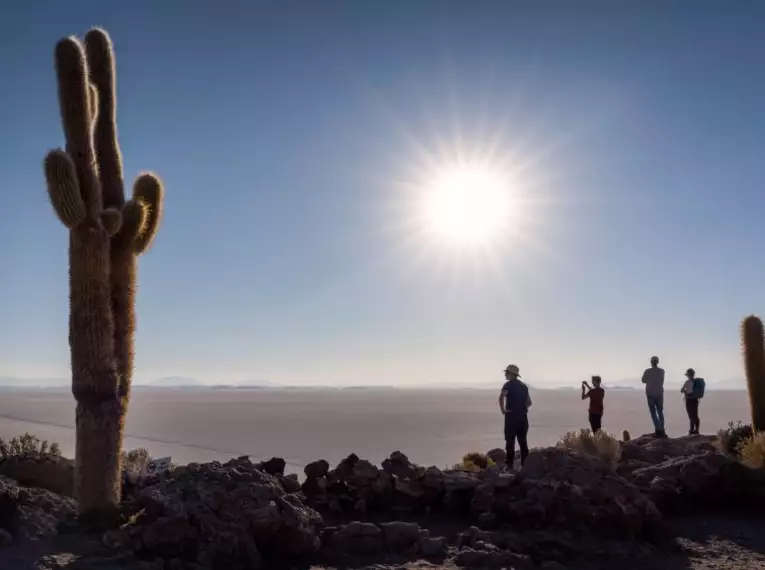 Menschen genießen den Aussichtspunkt auf der Insel Incahuasi im Salar de Uyuni.