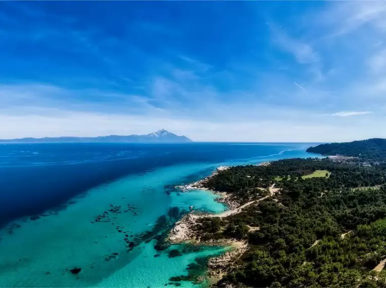 Blick auf die Küste von Chalkidiki mit türkisfarbenem Meer.