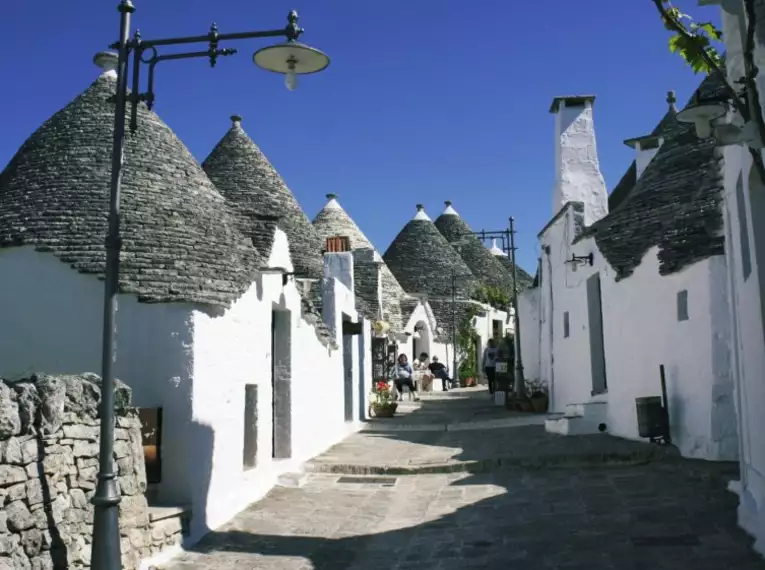 Traditionelle Trulli-Häuser mit Kegeldächern in Alberobello, Italien.