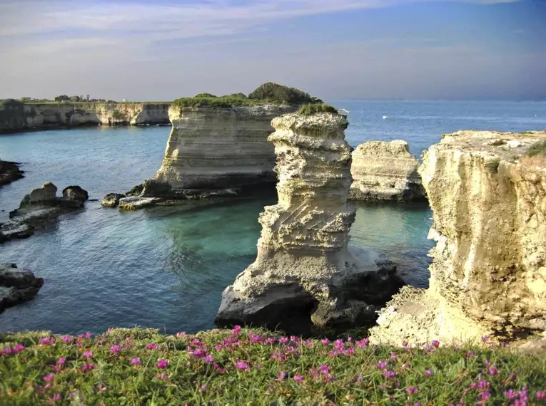 Felsige Küste und türkisblaues Meer bei Apulien