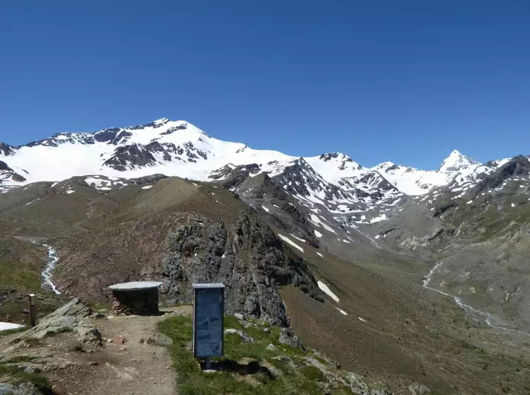 Schneebedeckte Gipfel der Ortler Gruppe unter klarem Himmel.