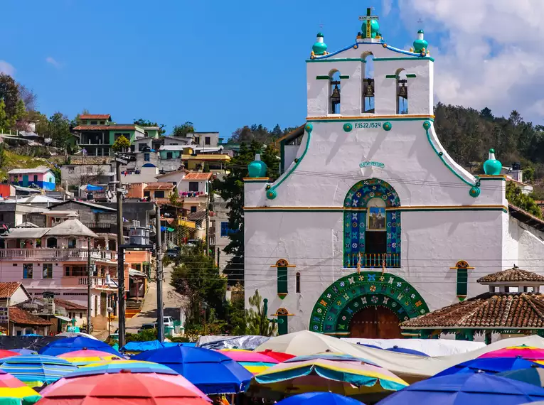 Bunte Marktstände vor der Kirche in San Juan Chamula, Mexiko.