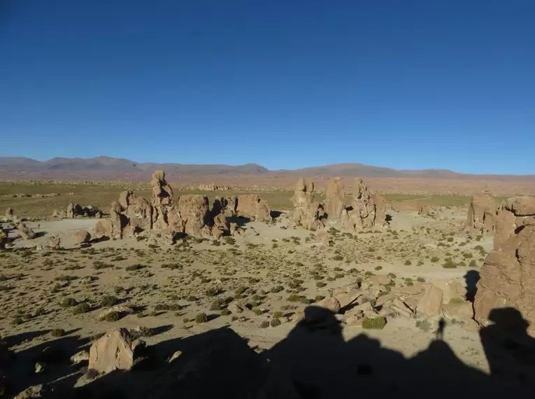 Weite Felsenlandschaft im Valle de las Rocas in Bolivien bei klarem Himmel