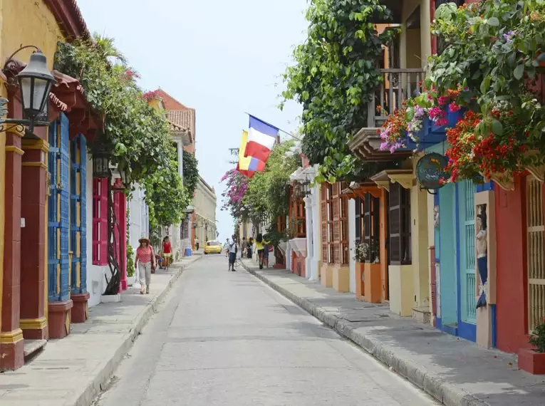 Eine farbenfrohe Straße in Cartagena mit blühenden Pflanzen.