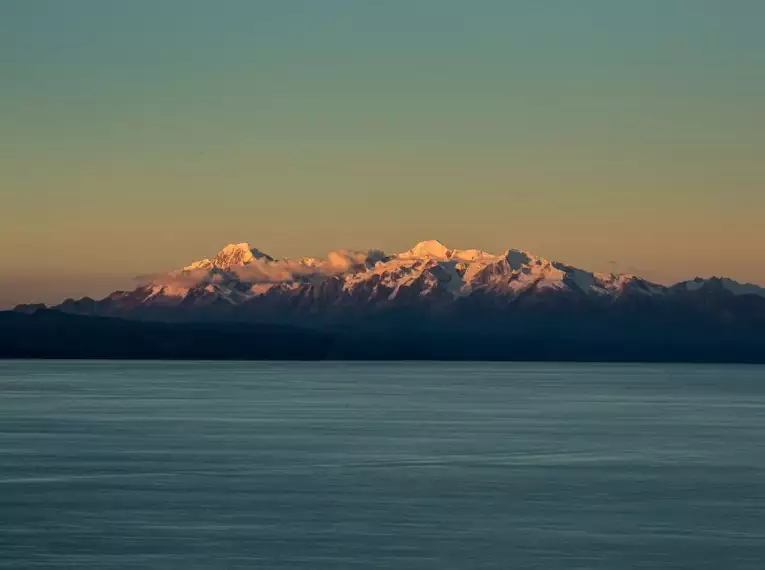 Sonnenuntergang über dem Titicacasee mit schneebedeckten Anden.