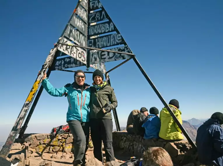 Gruppe am Gipfel des Djebel Toubkal, mit Aussichtsplattform und Bergblick.