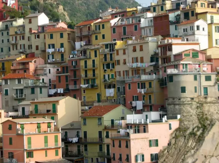 Bunte Häuser von Manarola an der Steilküste in einem Dorf der Cinque Terre, Italien