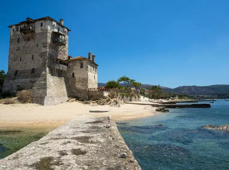 Mittelalterlicher Turm auf Sandstrand an der Küste von Chalkidiki, Griechenland