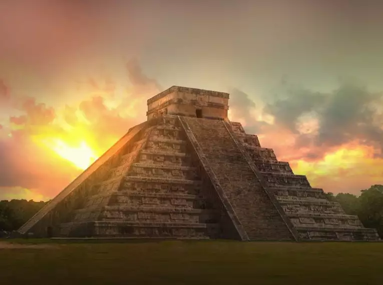 Die Pyramide von Chichén Itzá im Sonnenuntergang, Mexiko