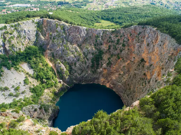 Faszinierender Blick in einen tiefen, von grüner Natur umgebenen Kratersee in Kroatien.