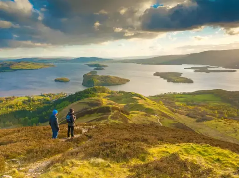 Wanderer genießen die Aussicht auf Loch Lomond in Schottland