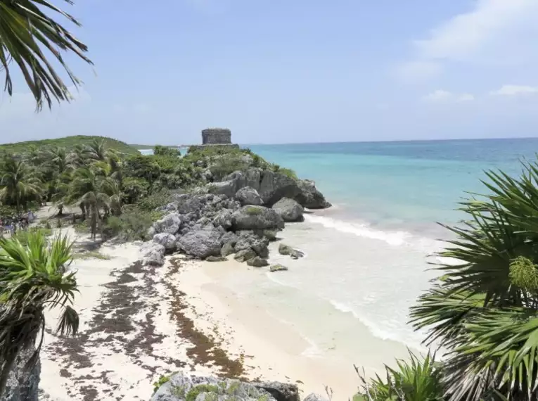 Blick auf die Küste von Tulum mit Maya-Ruinen und türkisfarbenem Meer.