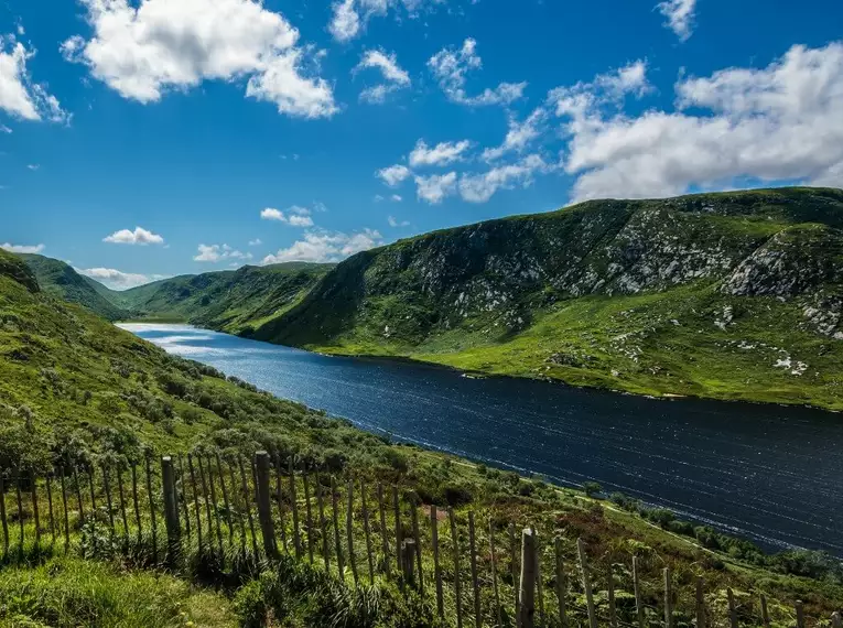 Atemberaubende Landschaft im Glenveagh National Park mit Bergen und See.