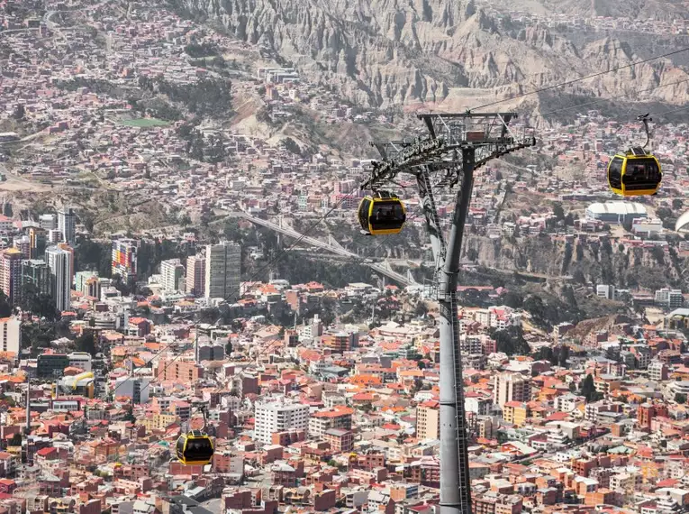 Städtelandschaft von La Paz mit Seilbahn im Vordergrund, Bolivien