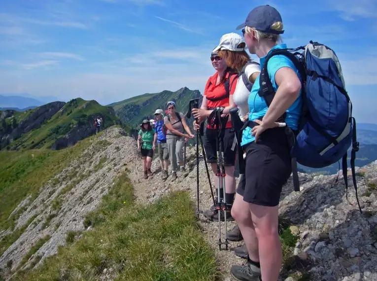 Gruppe von Wanderern auf einem Berggrat im Naturpark Nagelfluhkette.