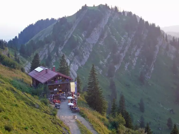 Berghütte, das Staufner Haus, in den Bergen mit malerischer Aussicht im Naturpark Nagelfluhkette.