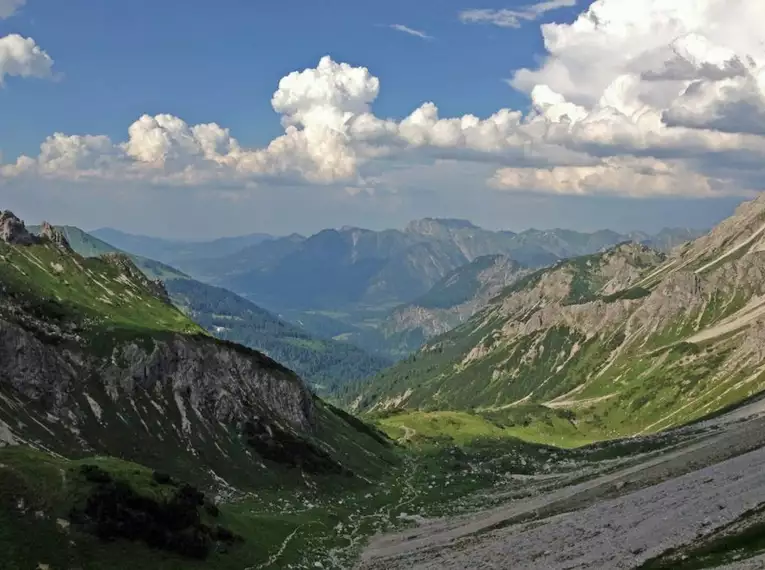 Weite Berglandschaft der Allgäuer Alpen mit blauem Himmel.