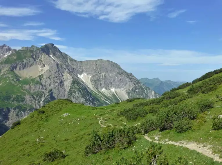 Berglandschaft mit Wanderpfad am Heilbronner Höhenweg in den Allgäuer Alpen.