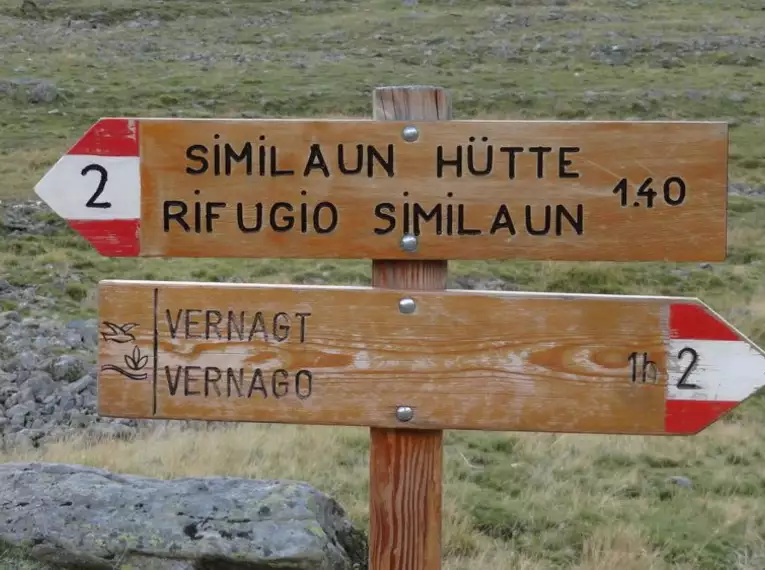 Wegweiser auf einer Wanderroute zur Similaun Hütte und Vernagt im alpinen Gelände.