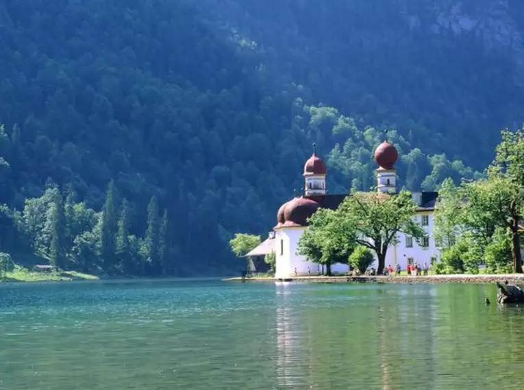 Kirche St. Bartholomä vor Bergkulisse am Königssee