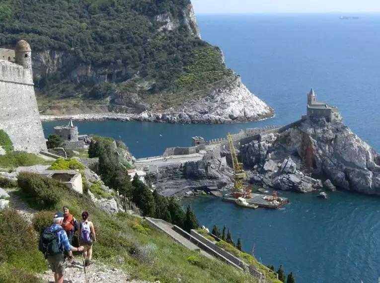 Gruppe von Wanderern auf Küstenweg in den Cinque Terre mit Meerblick