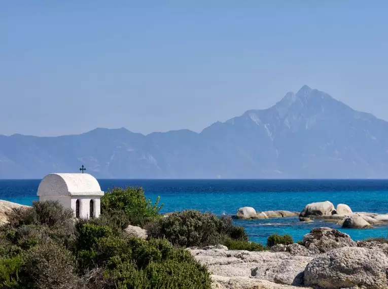 Faszinierende Landschaft mit Meerblick und Berg in Chalkidiki, Griechenland.