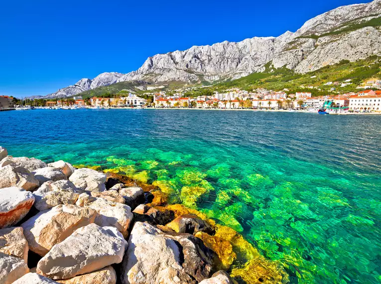 Klares türkisfarbenes Meer und steinige Küste bei Makarska.